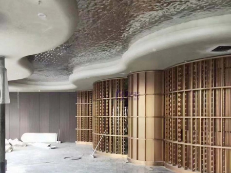酒店异形金属隔断装饰造型应用